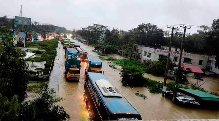 হাঁটুপানিতে তলিয়ে গেছে ঢাকা-চট্টগ্রাম মহাসড়ক, ভোগান্তি চরমে