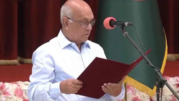 অন্তর্বর্তী সরকারের আরেক উপদেষ্টা ফারুক-ই-আজম শপথ নিয়েছেন