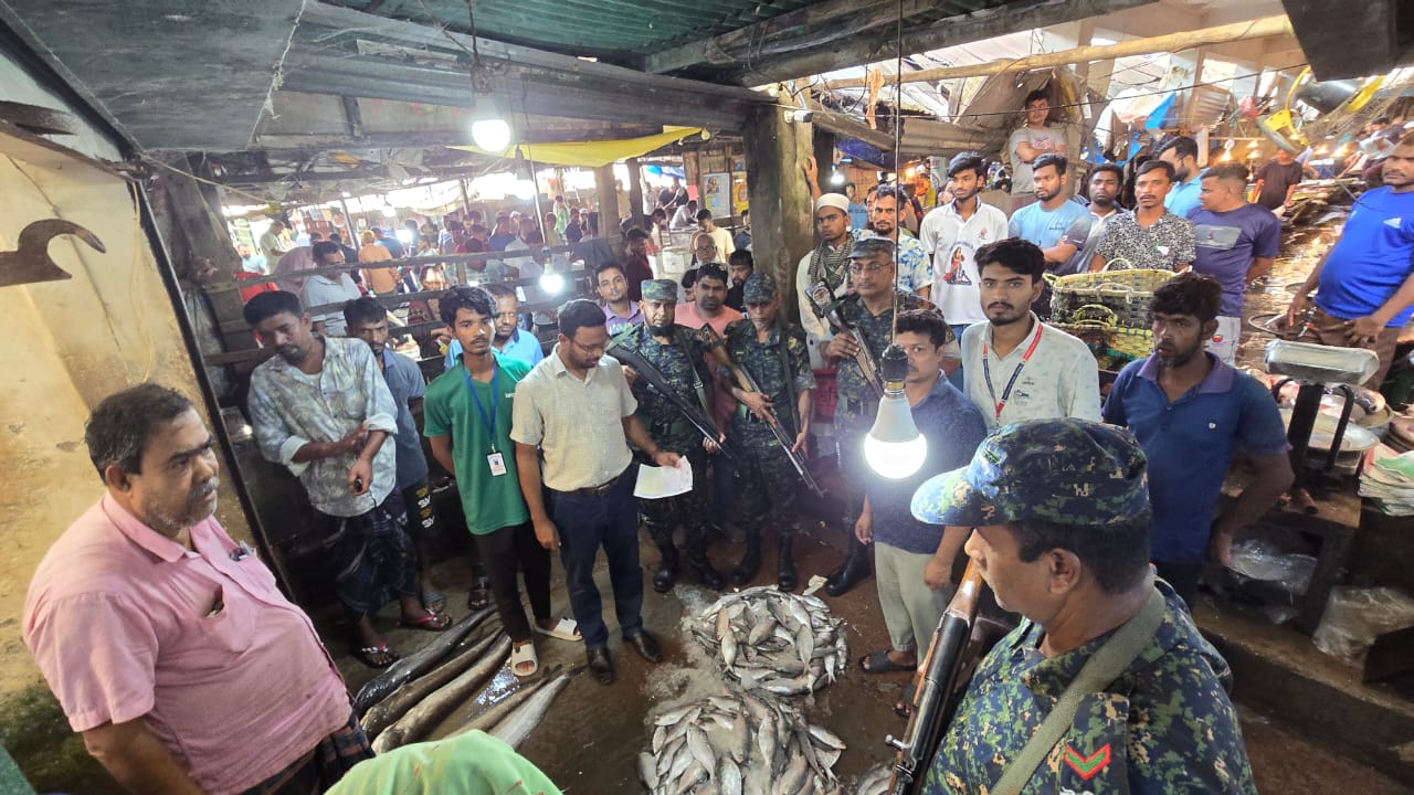 ফরিদপুরে ইলিশের আড়তে অভিযান, ৮০ হাজার টাকা জরিমানা