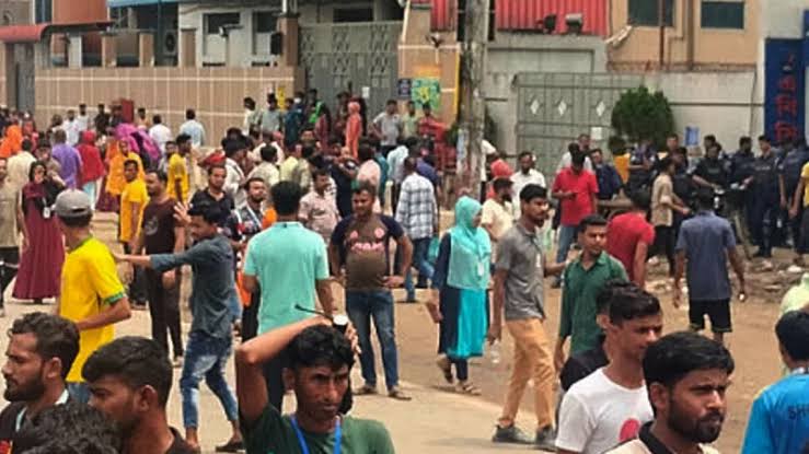সাভারের আশুলিয়ায় শ্রমিক আন্দোলনের মুখে অন্তত ৬০টি পোশাক কারখানা বন্ধ ঘোষণা