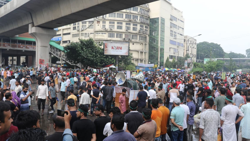 চাকরিতে প্রবেশের বয়স ৩৫ করার দাবিতে শাহবাগ অবরোধ