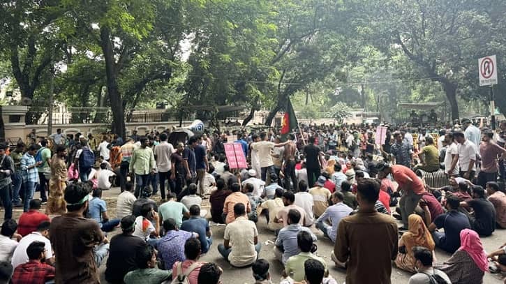 বয়সসীমা ৩৫ বছর করার দাবিতে আন্দোলনকারী যমুনার সামনে অবস্থান নিয়েছেন