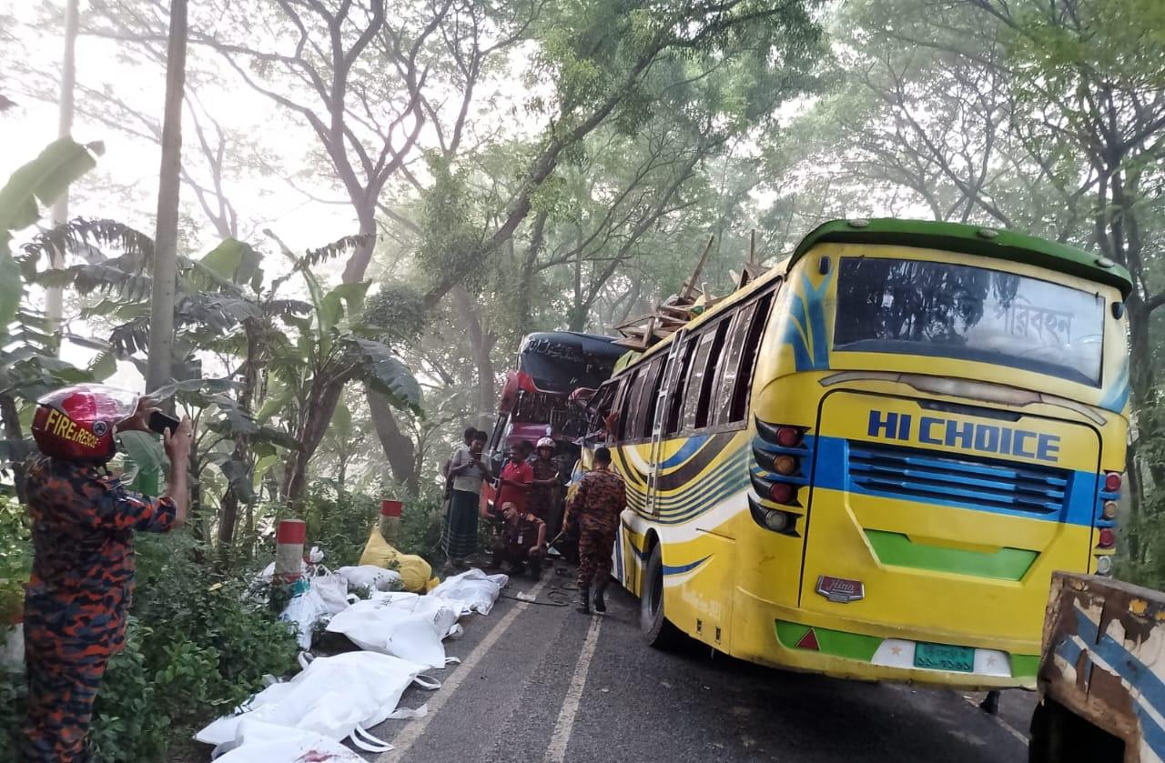 ফরিদপুরে দুই বাসের মুখোমুখি সংঘর্ষে নিহত ৫, আহত ২৭ জন