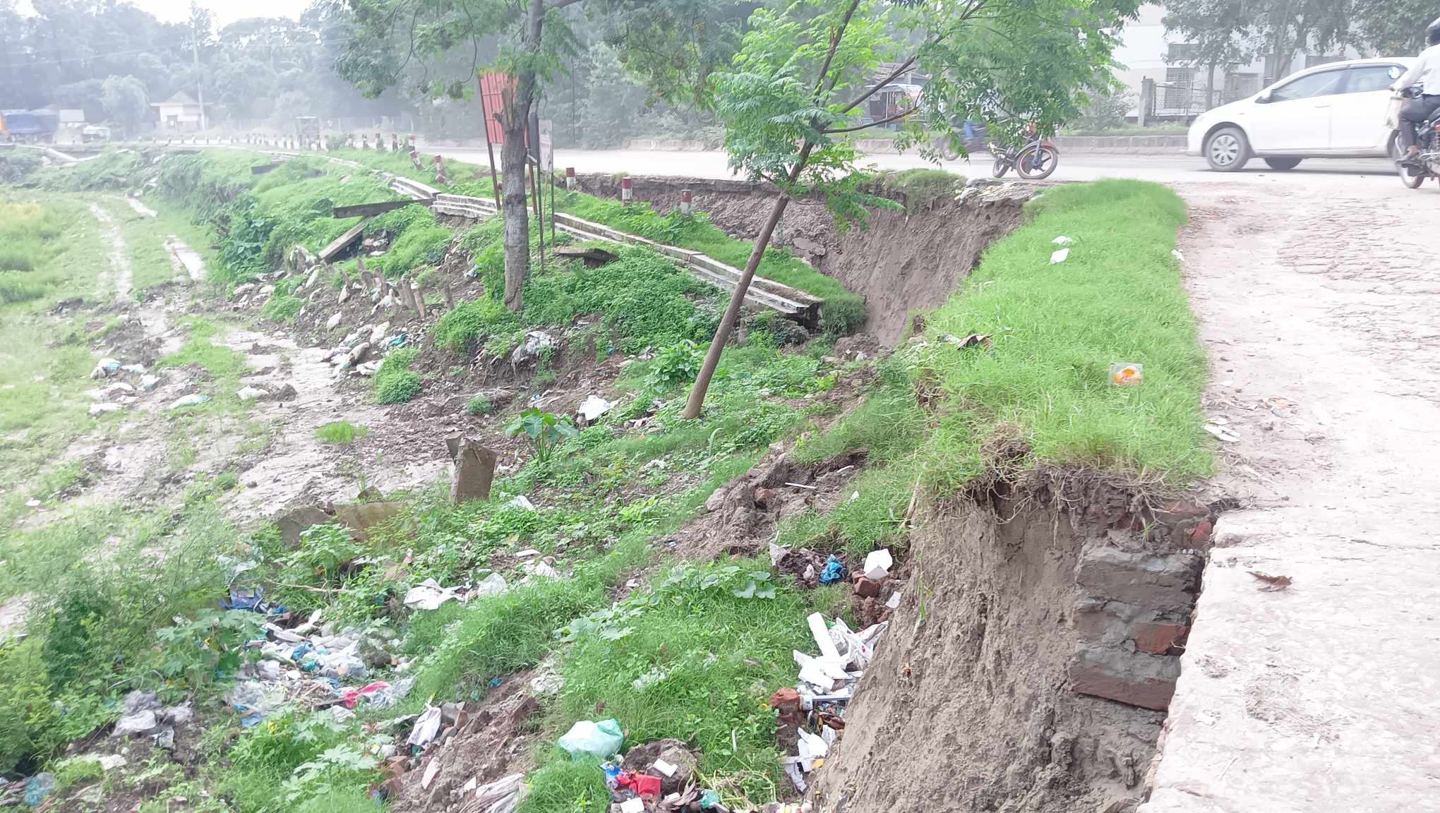 রাস্তা ঘেষে বেকু দিয়ে মাটি কাটায় ধসে যাচ্ছে ফরিদপুর লেকপাড়ের গুরুত্বপূর্ণ সড়ক