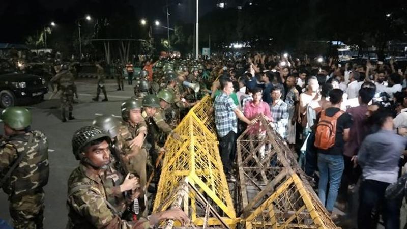 বঙ্গভবনের সামনে পুলিশের গুলিতে এক শিক্ষার্থীসহ ২ জন গুলিবিদ্ধ