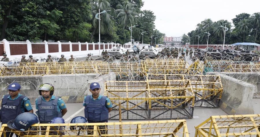 বিপুলসংখ্যক সেনা সদস্য, পুলিশ, র্যাব, এপিবিএন ও বিজিবির সদস্যরা বঙ্গভবনের নিরাপত্তায় অবস্থান করছেন