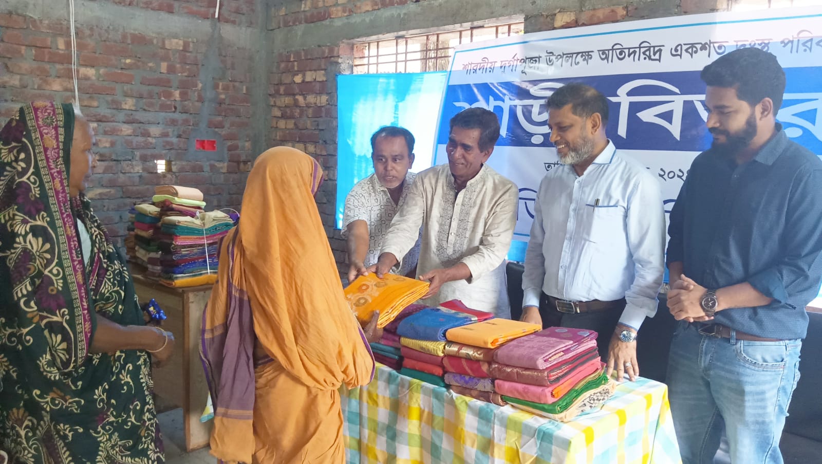 শারদীয় দূর্গা পুজা উপলক্ষে ফরিদপুরে হিন্দু নারীদের  মাঝে উপহার সামগ্রী বিতরণ