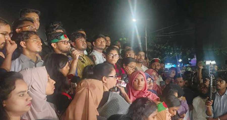 ‘এখনও সময় আছে, বঙ্গভবনের বিলাসিতা ছেড়ে নিজের পথ দেখুন।’