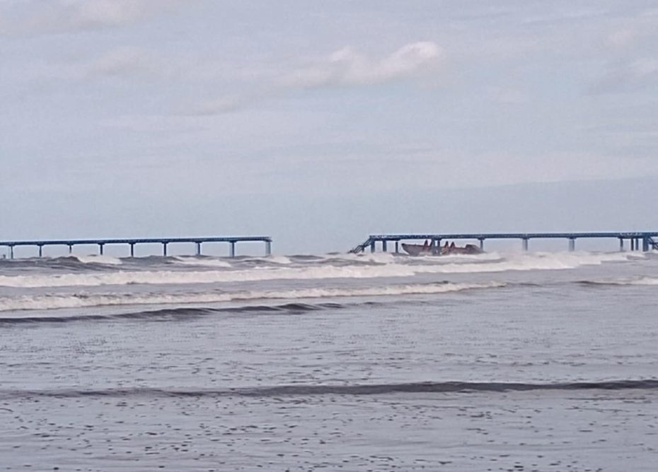 ঘূর্ণিঝড় ডানার প্রভাবে কক্সবাজারের ইনানী সৈকতের নৌবাহিনীর জেটিটি ভেঙে দ্বিখণ্ডিত হয়ে গেছে