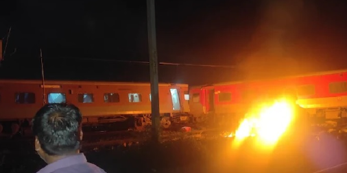 ভারতের তামিল নাড়ুর ত্রিভাল্লুর বিভাগে দুই ট্রেনের মধ্যে ভয়াবহ সংঘর্ষ