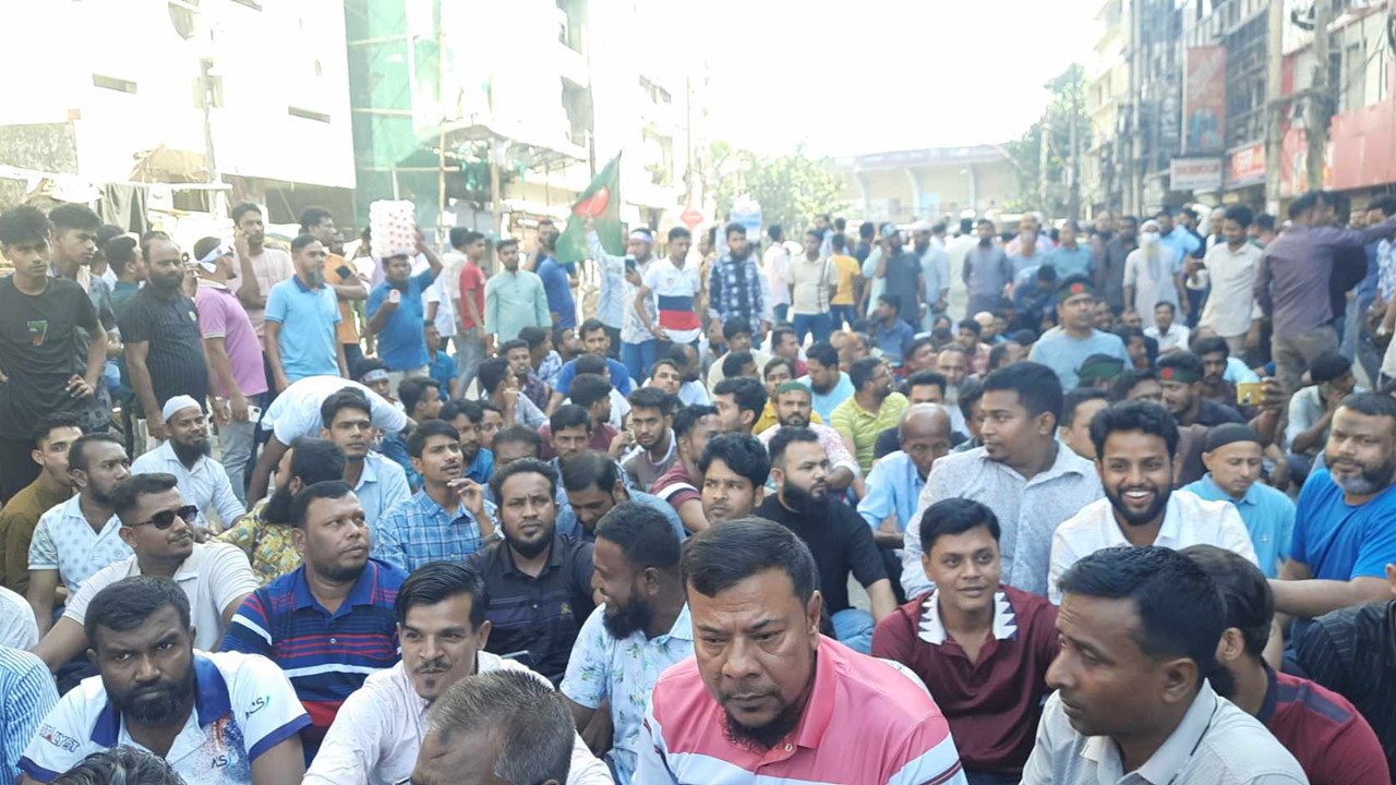 আওয়ামী লীগের কেন্দ্রীয় কার্যালয়ের সামনে জড়ো বিক্ষোভ করছেন বিএনপির ঢাকার বিভিন্ন ইউনিটের নেতাকর্মীরা