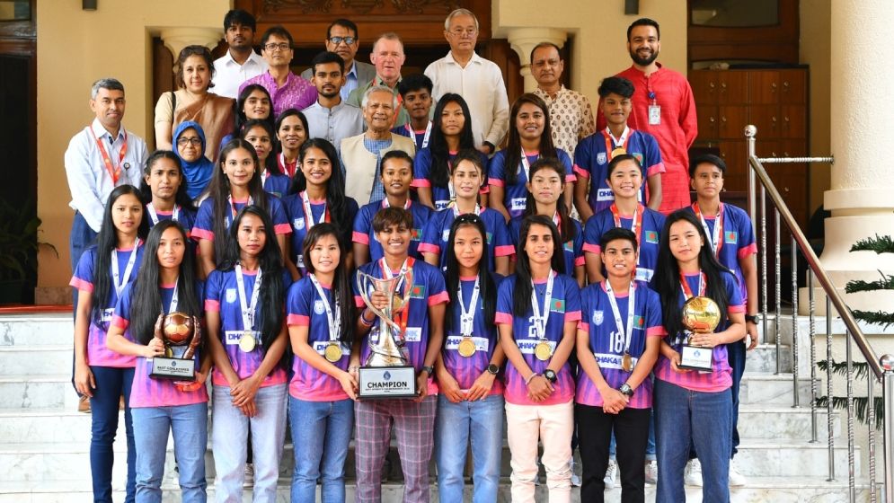 সাফ চ্যাম্পিয়নশিপ জেতায় বাংলাদেশ নারী দলকে সংবর্ধনা দিয়েছেন প্রধান উপদেষ্টা অধ্যাপক