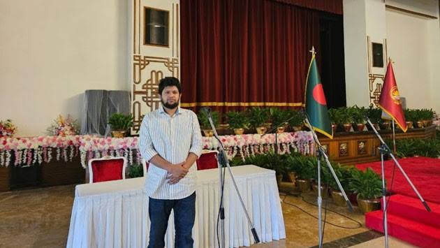 শপথগ্রহণের পর দিনই শেখ মুজিবের ছবি বঙ্গভবন থেকে সরিয়ে ফেলেছেন উপদেষ্টা মাহফুজ