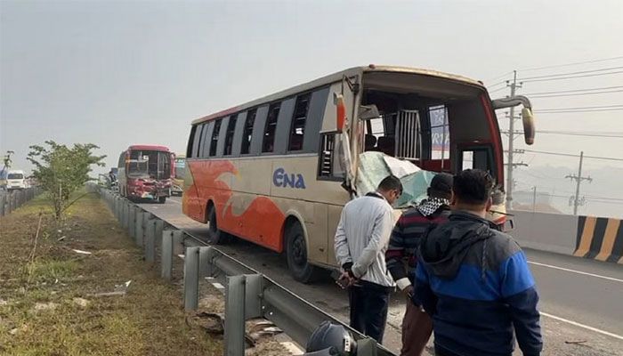 ঢাকা-মাওয়া এক্সপ্রেসওয়ের পৃথক স্থানে দশ যানবাহনের সংঘর্ষের ঘটনা, নিহত ১