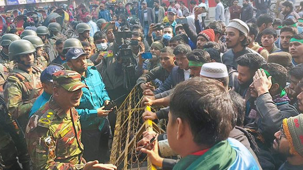 বিডিআর বিদ্রোহের বিচারকাজ বন্ধের দাবিতে সড়ক অবরোধ করে বিক্ষোভ করছেন শিক্ষার্থীরা, ঘটনাস্থলে সেনাবাহিনী