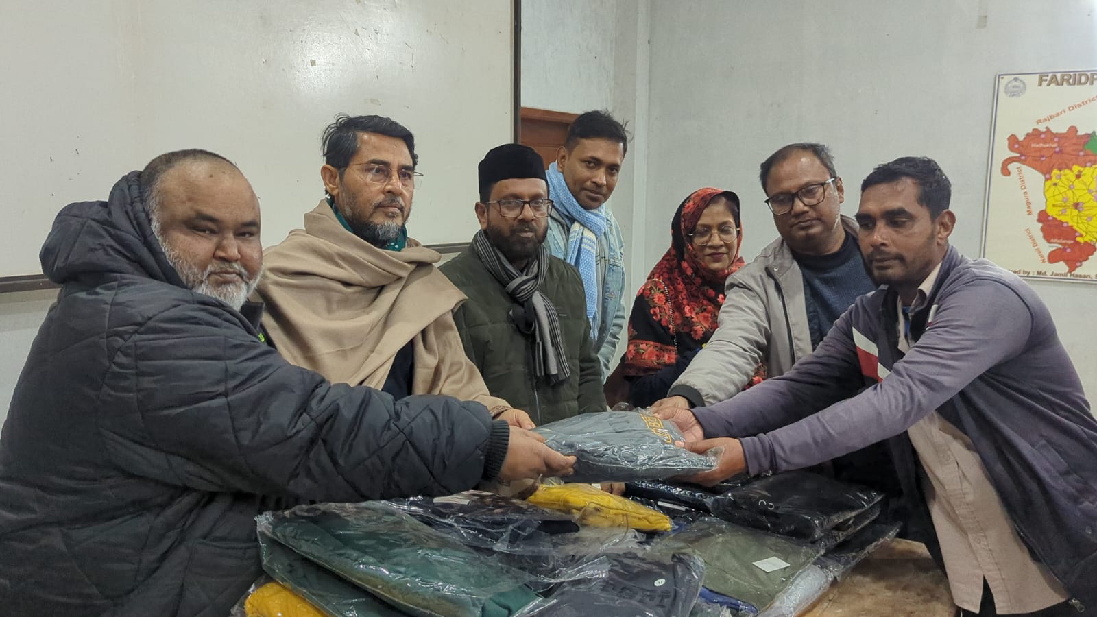 ফরিদপুরে ওরা ১১জনের উদ্যোগে   সংবাদপত্রের হকার দের মধ্যে  শীতবস্ত্র বিতরণ