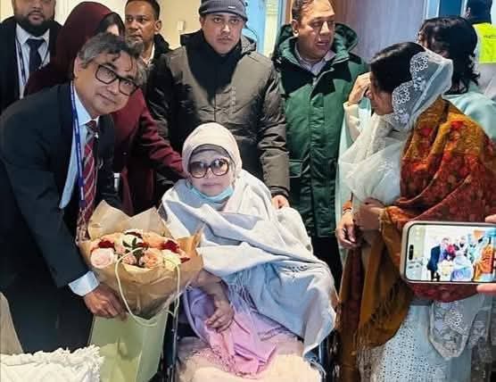 বেগম খালেদা জিয়াকে বহনকারী বিশেষ এয়ার আম্বুলেন্স লন্ডনে পৌঁছেছে