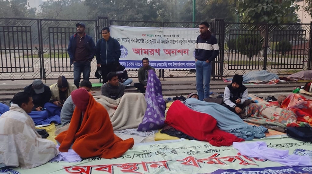আমরণ অনশন কর্মসূচি পালন অব্যাহত রেখেছেন পুলিশের ৪০তম  অব্যাহতি পাওয়া এসআইরা