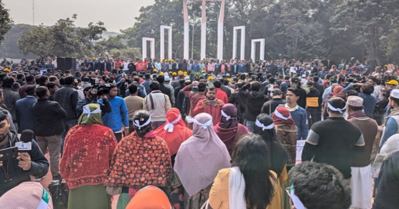দশম গ্রেডে বেতন স্কেল বাস্তবায়নের দাবিতে রাজধানীর শহীদ মিনারে সমাবেশ করছেন শিক্ষকরা