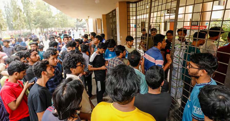 কুয়েটের প্রশাসনিক ও একাডেমিক ভবনে তালা