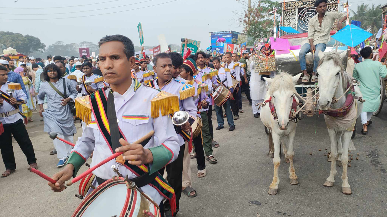 যথাযথ ধর্মীয় ভাবগাম্ভীর্য ও ব্যাপক উৎসাহ, আনন্দ ও উদ্দীপনার মধ্য দিয়ে সারা দেশের মুসলমানরা পালন করছেন ঈদুল ফিতর