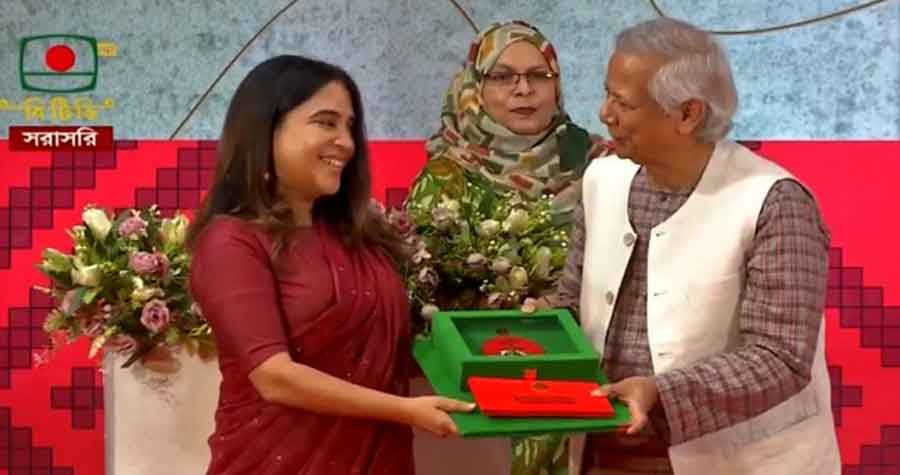 সাতজন বিশিষ্ট ব্যক্তিকে ২০২৫ সালের স্বাধীনতা পুরস্কার তুলে দিয়েছেন অন্তর্বর্তীকালীন সরকারের প্রধান উপদেষ্টা
