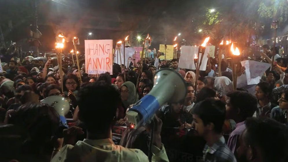 ‘ধর্ষণবিরোধী মঞ্চের’ ব্যানারে রাজু ভাস্কর্যের সামনে থেকে মশাল মিছিল নিয়ে ক্যাম্পাস প্রদক্ষিণ করেন ঢাবি শিক্ষার্থীরা