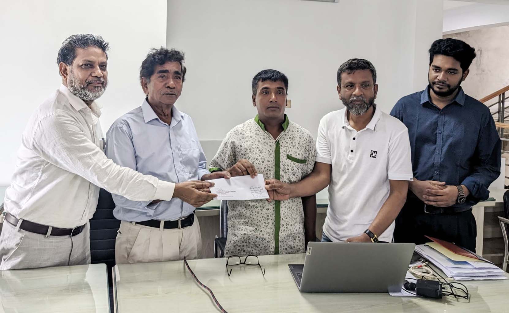 ফরিদপুরের আলোচিত সেই অনার্স ,মাস্টার্স পাশ করা রিক্সা চালক জুলহাস ব্যাপারীর চাকরী হয়েছে।