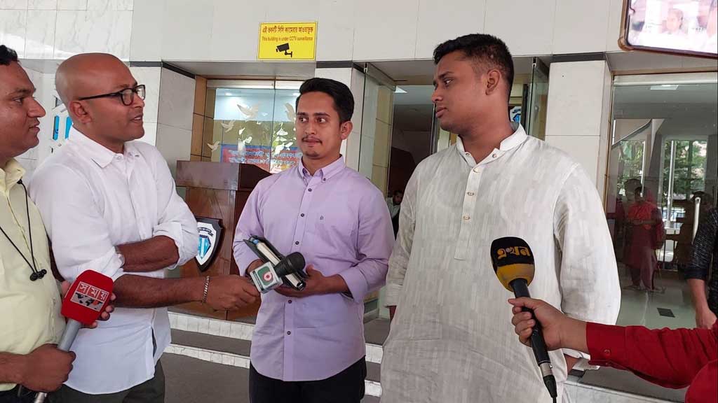 অতি গোপনীয় অভিযোগ নিয়ে দুদকে হাসনাত-সারজিস