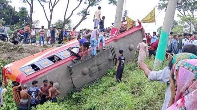 ফরিদপুরে বাস খাদে পড়ে নিহত বেড়ে ৭