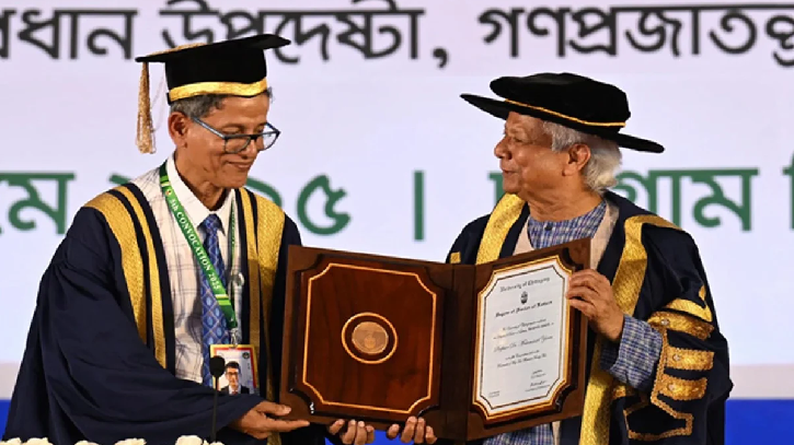প্রধান উপদেষ্টাকে ডি-লিট ডিগ্রি দিলো চট্টগ্রাম বিশ্ববিদ্যালয়