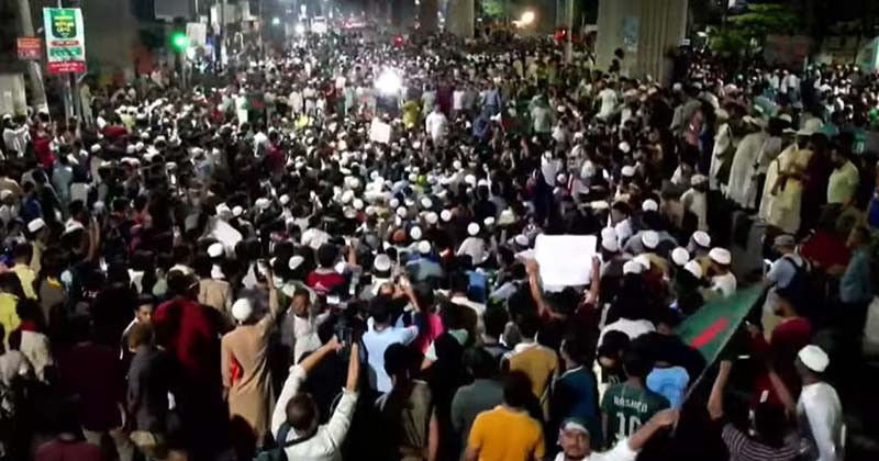 শাহবাগ মোড় ছেড়ে হোটেল ইন্টারকন্টিনেন্টাল মোড়ে অবস্থান নিয়েছে ফ্যাসিবাদবিরোধী জাতীয় ঐক্য