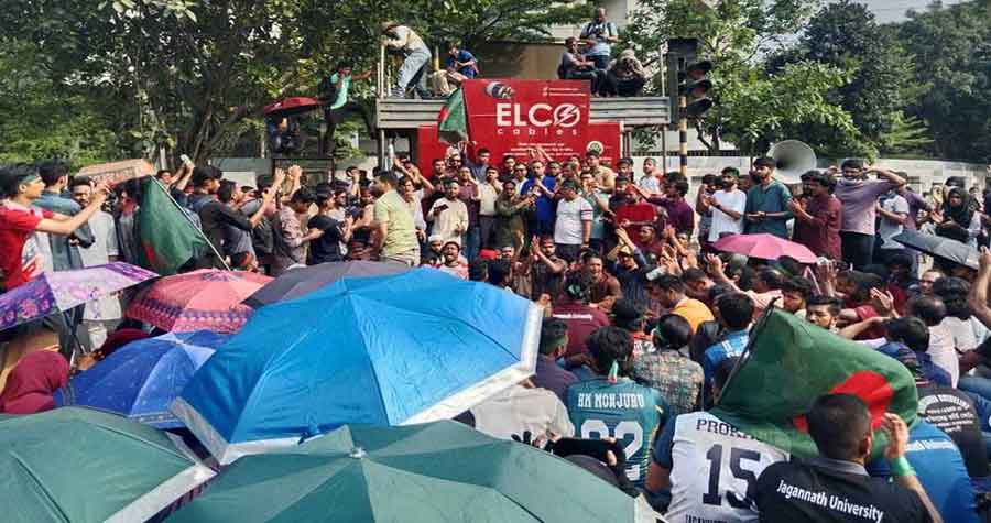 যমুনা অভিমুখের কাকরাইল মোড়ে গণঅনশন কর্মসূচি শুরু করছেন জগন্নাথ বিশ্ববিদ্যালয়ের শিক্ষার্থীরা