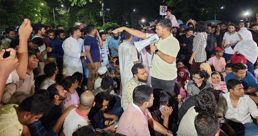 আওয়ামী লীগের নিষিদ্ধের দাবি রাতে হাসনাতের নেতৃত্বে প্রধান উপদেষ্টার বাসভবনের সামনে অবস্থান