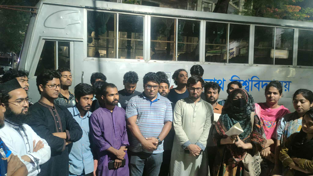 দাবি আদায় না হওয়া পর্যন্ত কাকরাইল না ছাড়ার ঘোষণা জবি শিক্ষক-শিক্ষার্থীদের