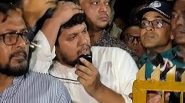 তথ্য উপদেষ্টা মাহফুজ আলমের ওপর পানির বোতল নিক্ষেপকারীকে ডিবি হেফাজতে