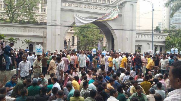 টানা চতুর্থ দিনের মতো নগরভবনের সামনে বিক্ষোভ কর্মসূচি পালন করছেন ইশরাকপন্থিরা