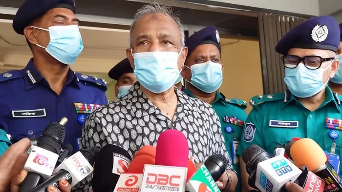 তারেক রহমানের দেশে ফিরতে কোনো বাধা নেই : স্বরাষ্ট্র উপদেষ্টা
