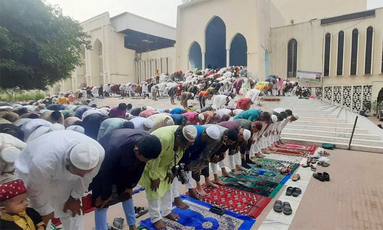 বায়তুল মোকাররমে ঈদের প্রথম জামাত অনুষ্ঠিত