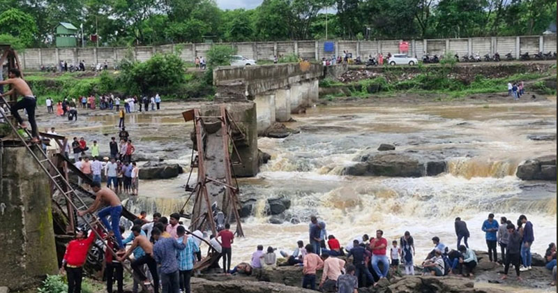 মহারাষ্ট্রের পুনেতে ভেঙে পড়েছে ইন্দ্রায়ণি নদীর সেতু; স্রোতে ভেসে গেছেন অনেকে