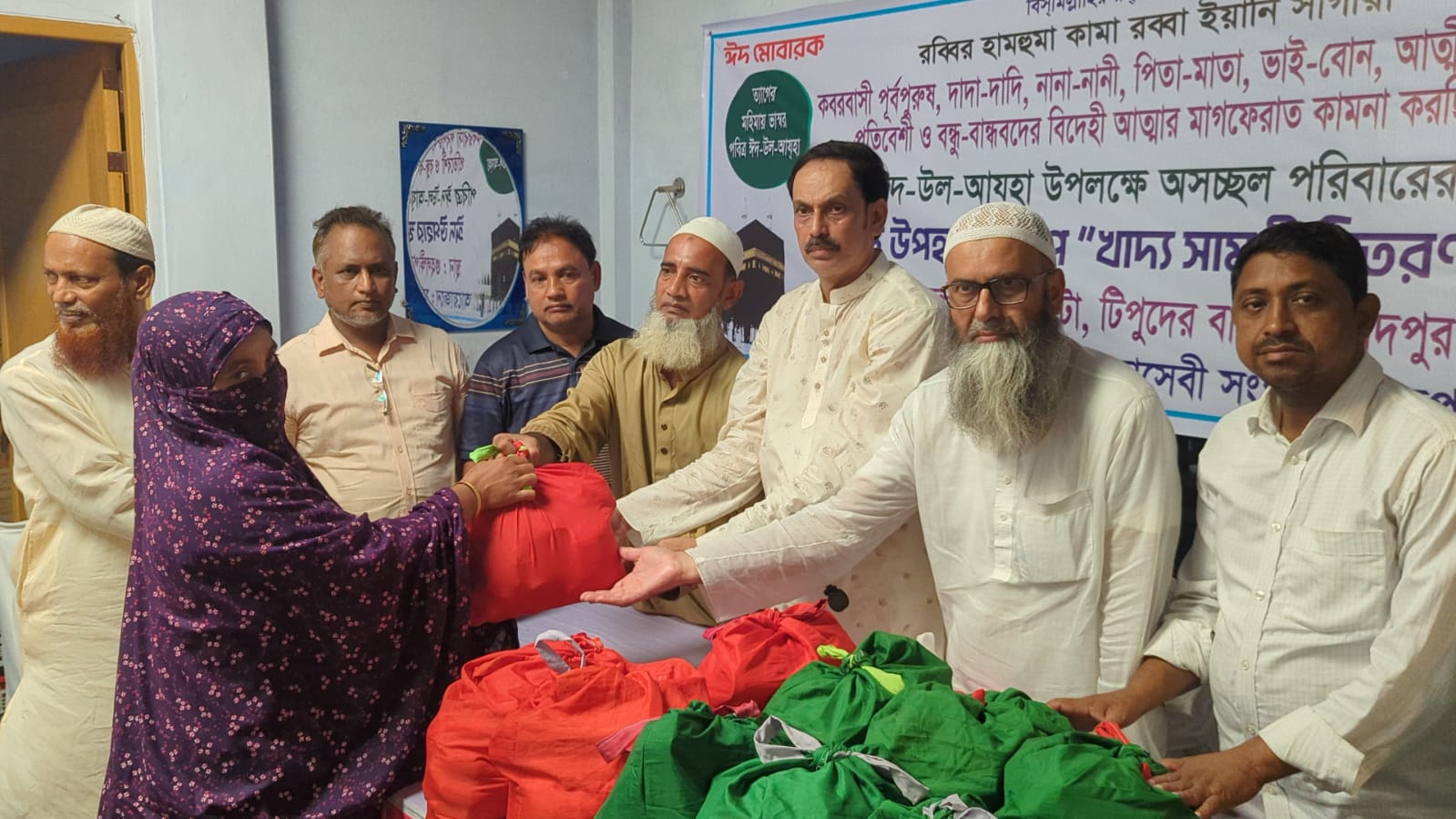 ফরিদপুরে স্বেচ্ছাসেবী সংস্থা মাগফেরাতের ঈদ সামগ্রী বিতরণ