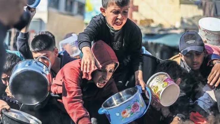 প্রতিদিন খাবারের লাইনে অপেক্ষারত সাধারণ ফিলিস্তিনিদের ওপর গুলিবর্ষণে বহু হতাহতের ঘটনা ঘটছে