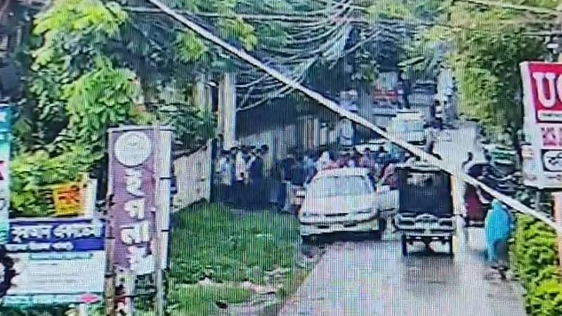 ফরিদপুরে এ কে আজাদের বাড়িতে হামলার ঘটনায় বিএনপি কর্মী গ্রেপ্তার