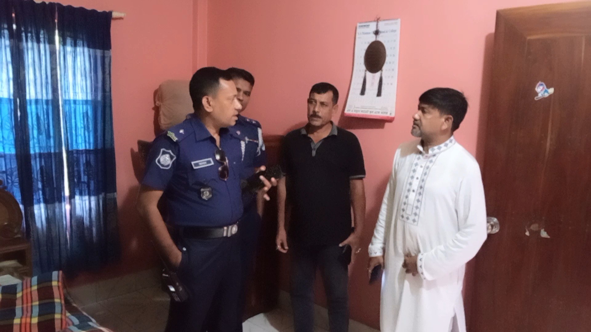 ফরিদপুরে এনসিপি নেতার বাড়িতে মধ্যরাতে তালা ভেঙ্গে ঘরে ঢুকে তান্ডব চালিয়েছে দুর্বৃত্তরা