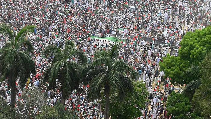 একেবারে তিল ধারণের ঠাঁই নেই অবস্থা রাজধানীর সোহরাওয়ার্দী উদ্যানে