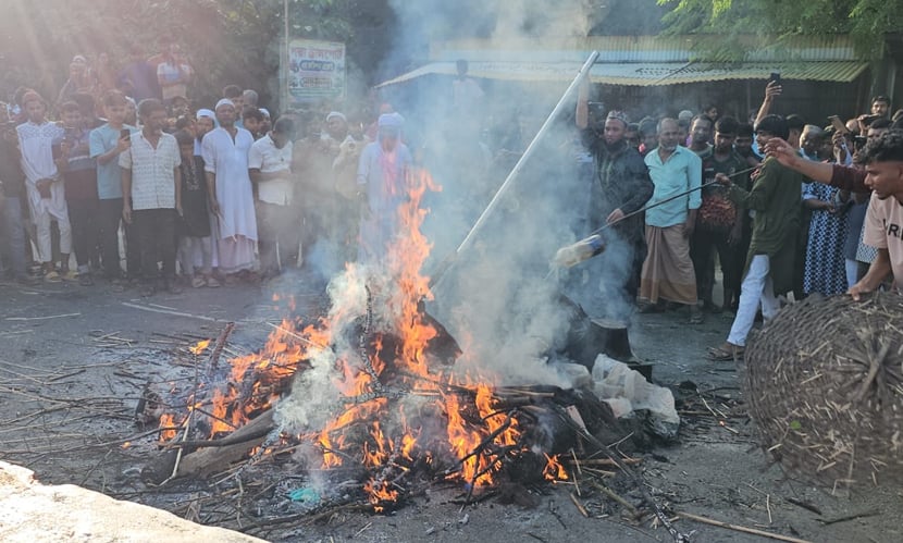 ‘নুরাল পাগলার’ মরদেহ তুলে নিয়ে পুড়িয়ে দিয়েছে তৌহিদি জনতা