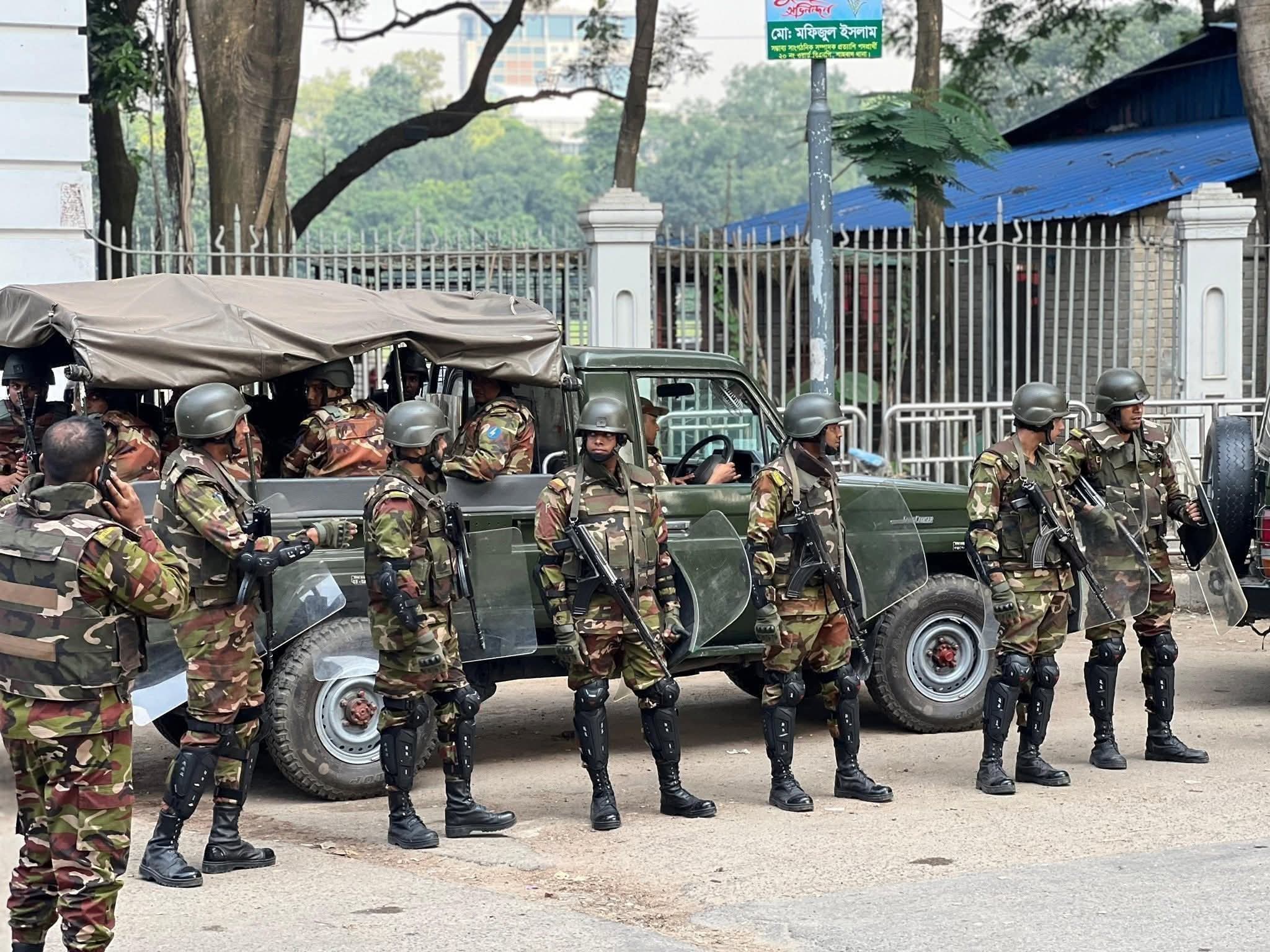 কড়া নিরাপত্তায় ট্রাইব্যুনালে আনা হয়েছে সেনা কর্মকর্তাদের