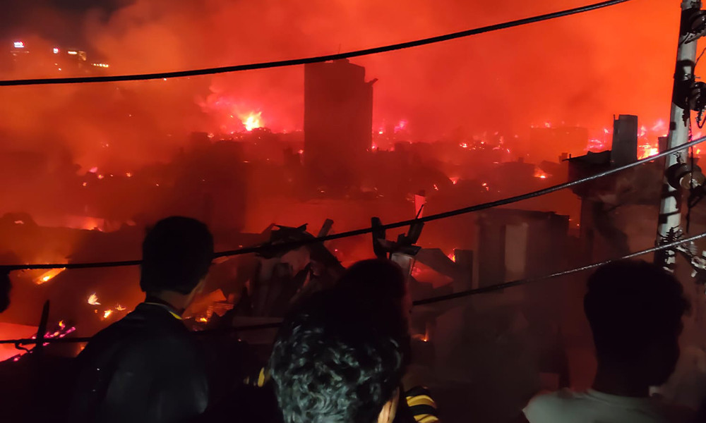 রাজধানীর মহাখালী এলাকায় কড়াইল বস্তির আগুন বড় আকারে রূপ নিয়েছে, নিয়ন্ত্রণে ১৯ ইউনিট