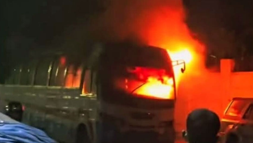 রাজধানীতে আবারও সূত্রাপুরে মালঞ্চ পরিবহনের একটি বাসে আগুন