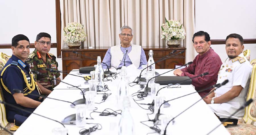 নির্বাচনের প্রস্তুতি নিতে তিন বাহিনী প্রধানকে নির্দেশ প্রধান উপদেষ্টার
